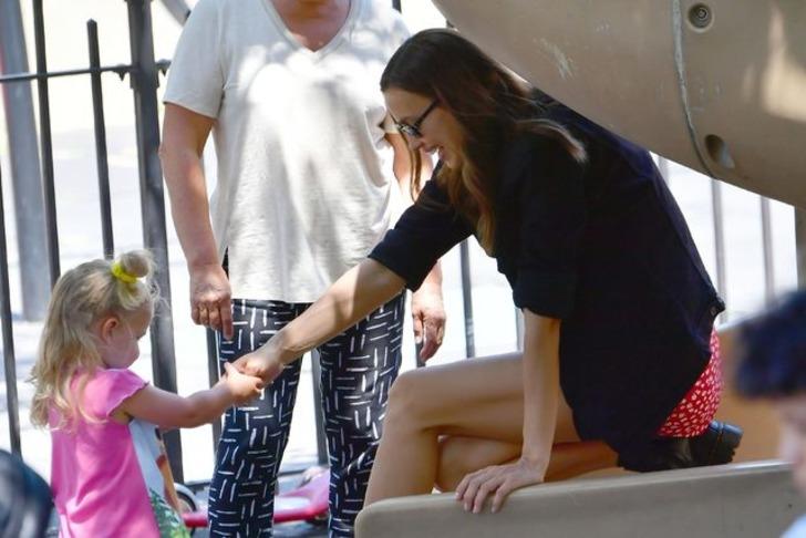 Irina Shayk kaydırağa sıkıştı G3