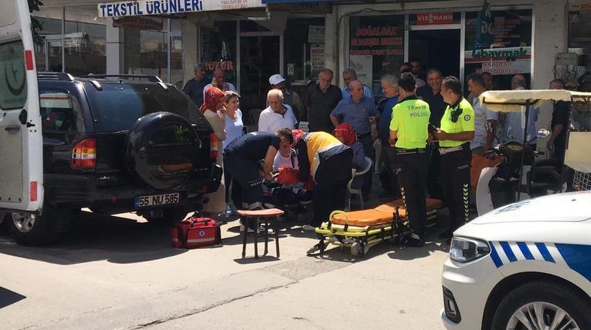 Duran araca çarpıp yaralandı!