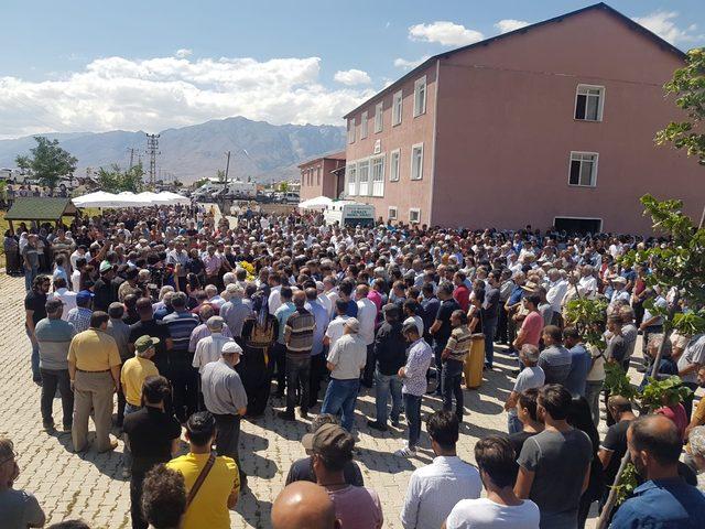 PKK patlayıcısıyla ölen Ayaz ve Nupelda kardeşler, toprağa verildi