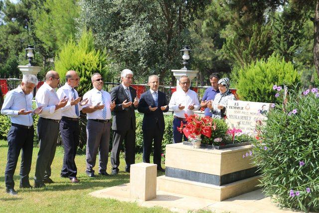 Denetimli Serbestlik yükümlüleri Antalya Şehitliğinde çevre temizliği yaptı