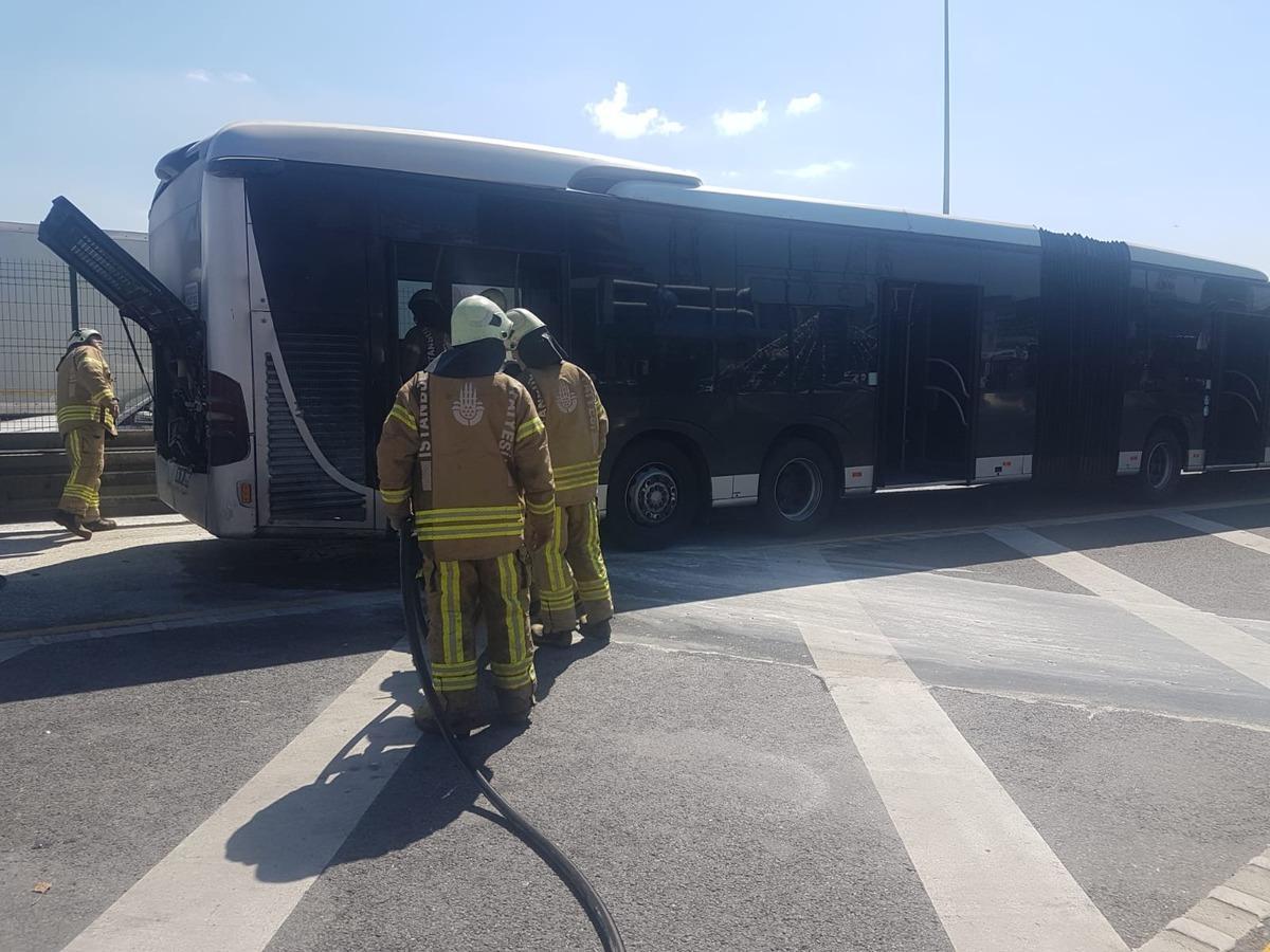 Son dakika! Esenyurt'ta metrob&uuml;ste yangın