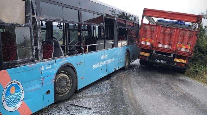 Tarsus&rsquo;ta belediye otob&uuml;s&uuml; kaza yaptı: 2 yaralı