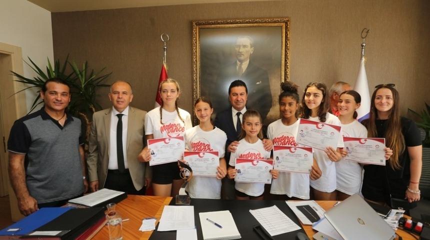 Şampiyon dansçılar Başkan Aras’ı ziyaret etti