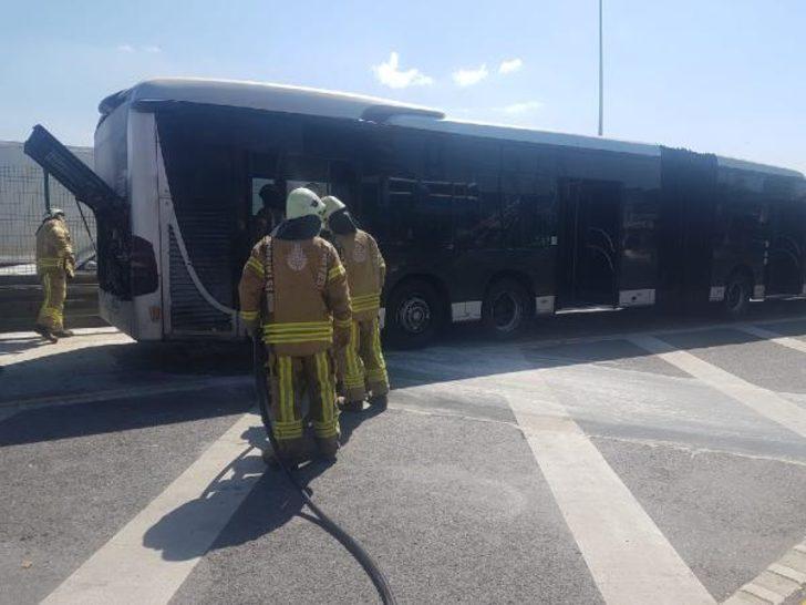 Son dakika! Esenyurt'ta metrobüste yangın G1