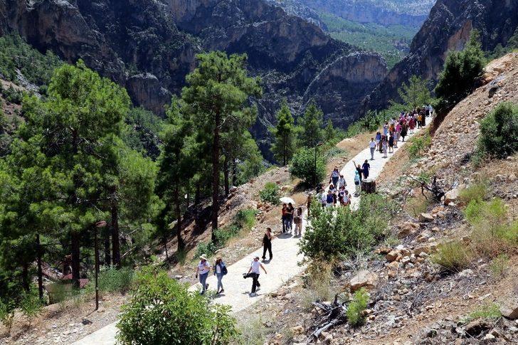 Akdeniz Belediyesi’nin kursiyer kadınları Mut Yerköprü Şelalesini gezdi G2