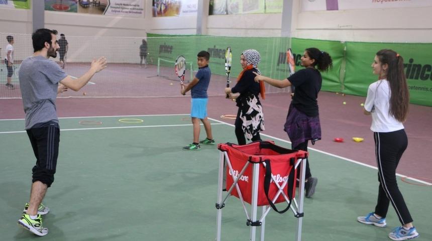 Büyükşehir geleceğin tenis şampiyonlarını yetiştiriyor