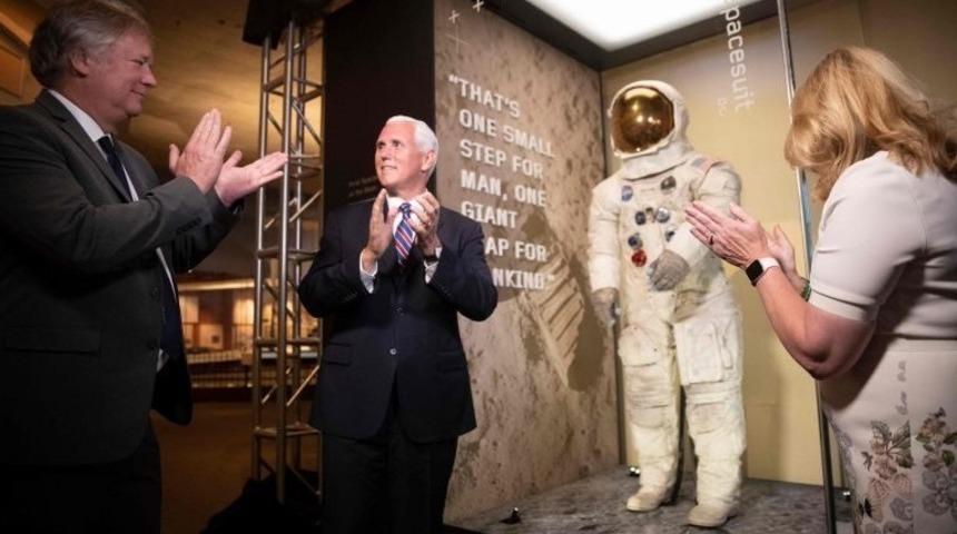 Ay'a ilk yolculuğun 50. yılı: ABD'de kutlamalar başladı, Neil Armstrong'un uzay giysisi sergileniyor