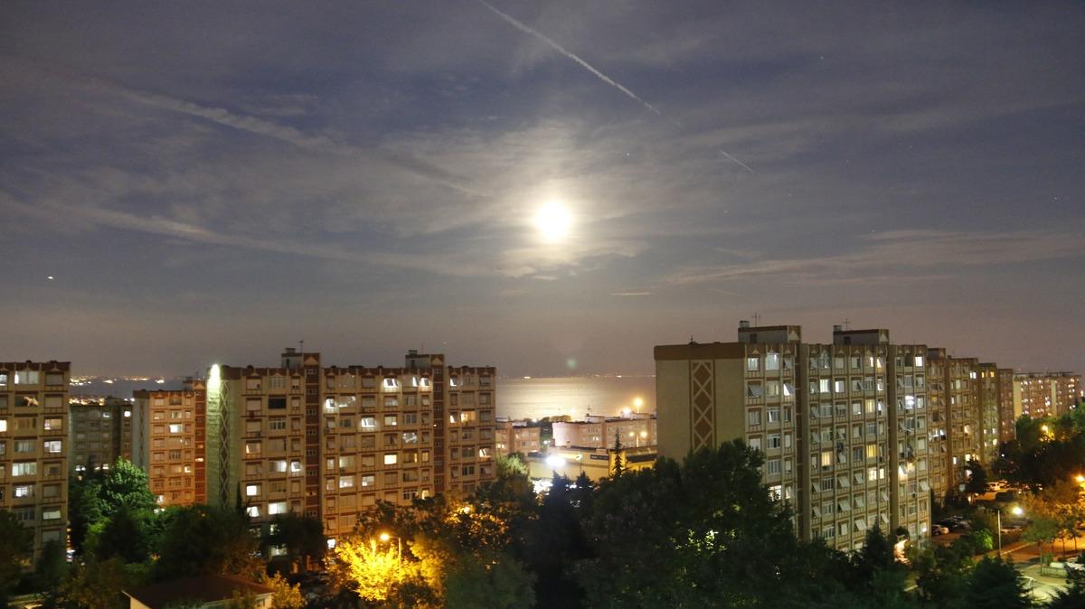 'Par&ccedil;alı Ay Tutulması' İstanbul'dan b&ouml;yle g&ouml;r&uuml;nt&uuml;lendi