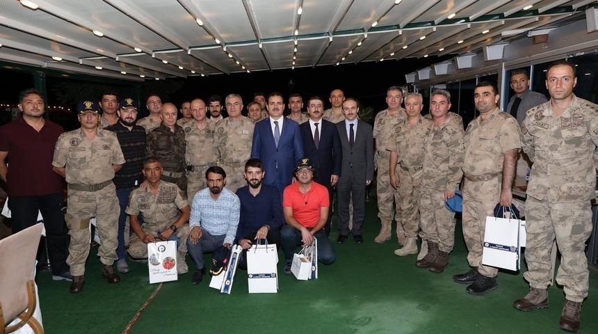Hakkari’de jandarma personeli onuruna veda yemeği