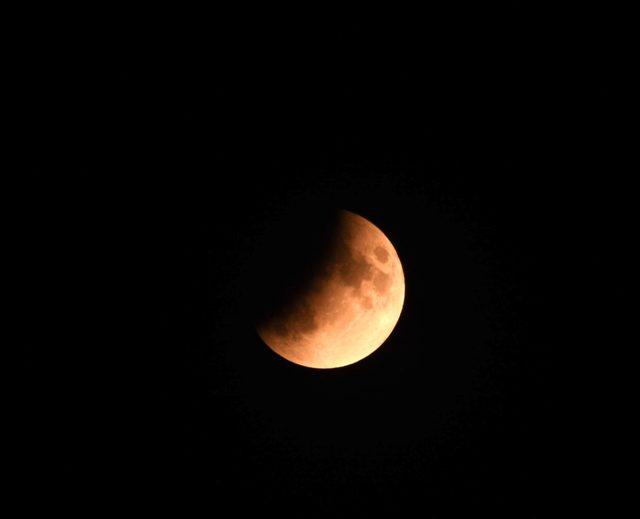 Çanakkale ve Bozcaada'da 'Parçalı ay tutulması' böyle görüntülendi