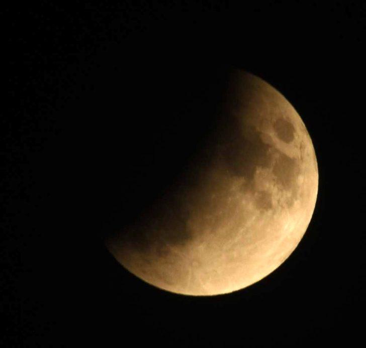 Çanakkale ve Bozcaada'da 'Parçalı ay tutulması' böyle görüntülendi