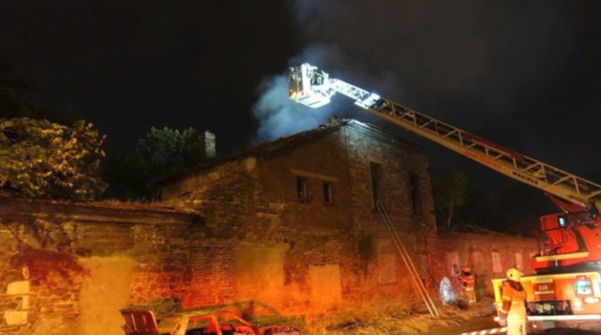 İzmir'de tarihi fabrika binasında korkutan yangın!