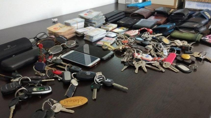  En lüks araba anahtarından son model cep telefonuna... Hepsi orada bekliyor