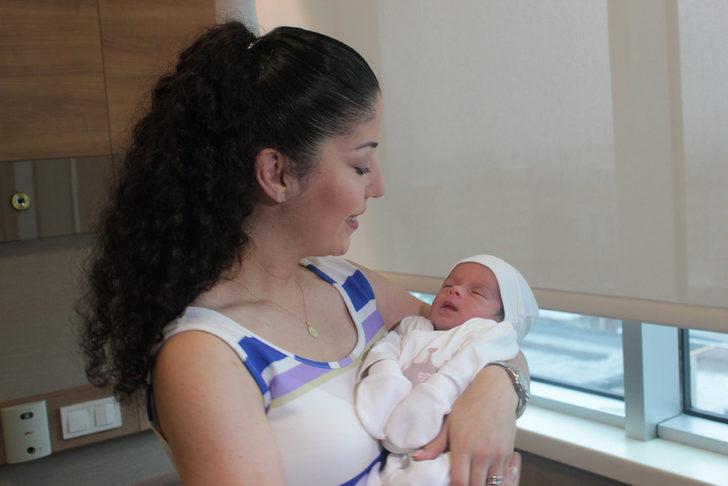 Bebeğinin ağzını görünce şoke oldu: Rüyamda görmüştüm! G4