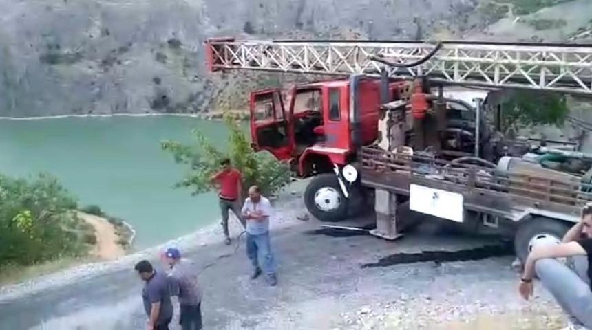 Virajı d&ouml;nemeyen tır kurtarıldı