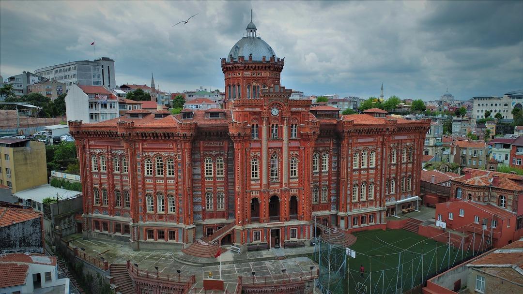 &Ouml;zel Fener Rum Lisesi ve Ortaokulu 565 yıldır t&uuml;m ihtişamıyla ayakta