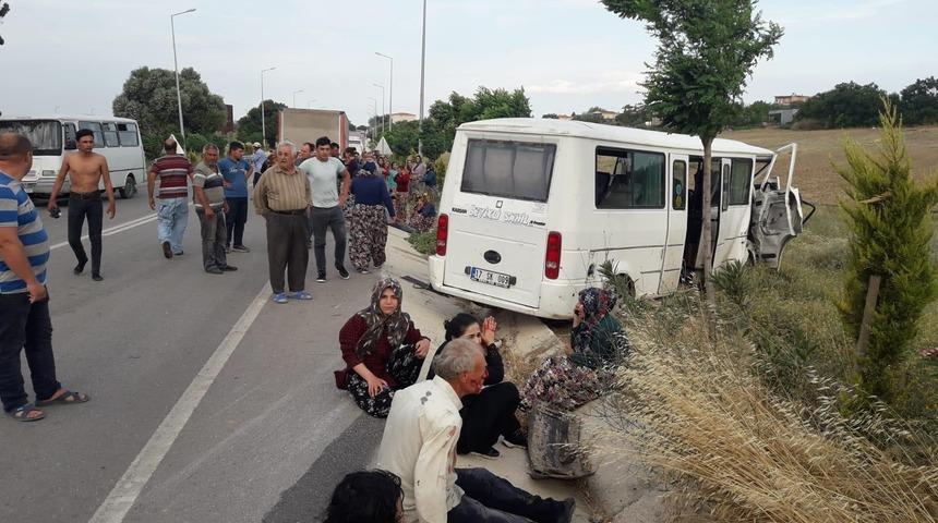 Tarım işçilerini taşıyan minibüs traktörle çarpıştı! Çok sayıda yaralı var