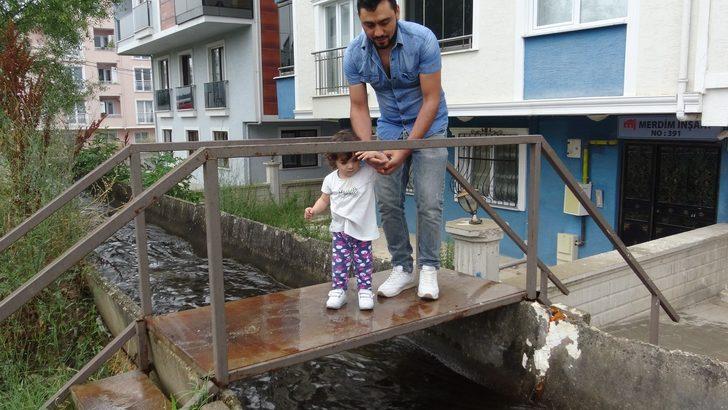  Su kanalından geçerek apartmanlarına giriyorlar G1