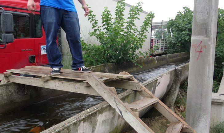  Su kanalından geçerek apartmanlarına giriyorlar G2