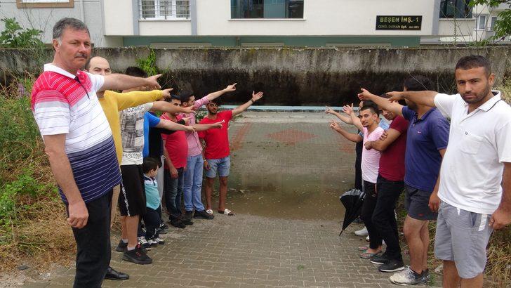  Su kanalından geçerek apartmanlarına giriyorlar G3