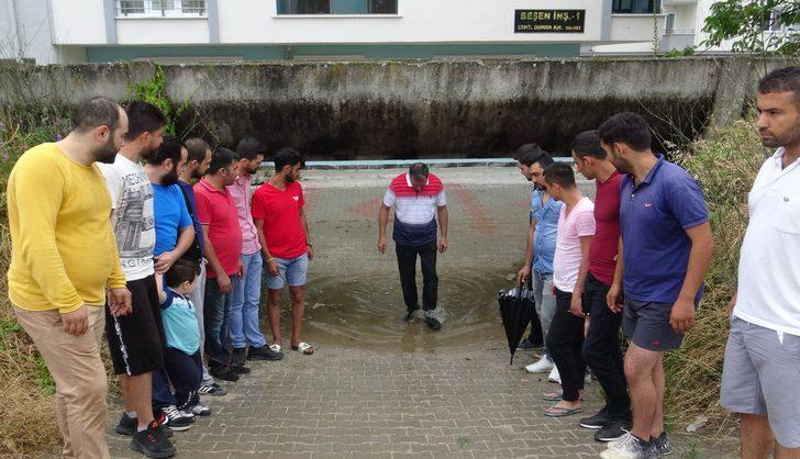  Su kanalından geçerek apartmanlarına giriyorlar G4