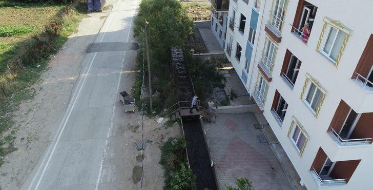  Su kanalından geçerek apartmanlarına giriyorlar G5