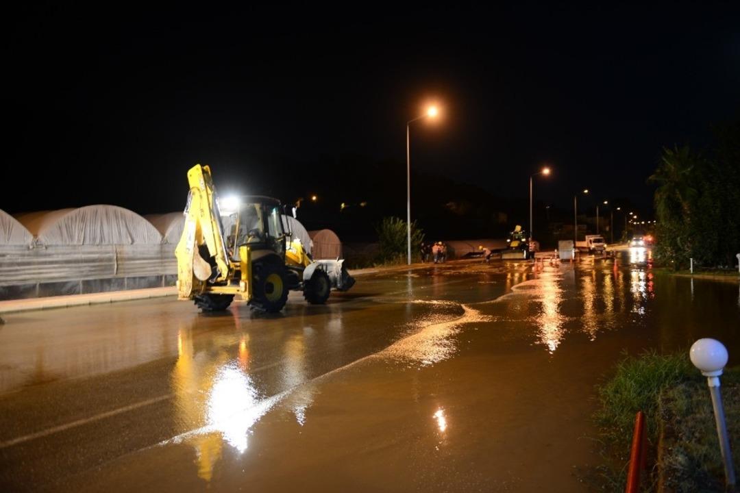 Kumluca&rsquo;da i&ccedil;me suyu hattında boru patladı, &uuml;&ccedil; mahalle susuz  kaldı
