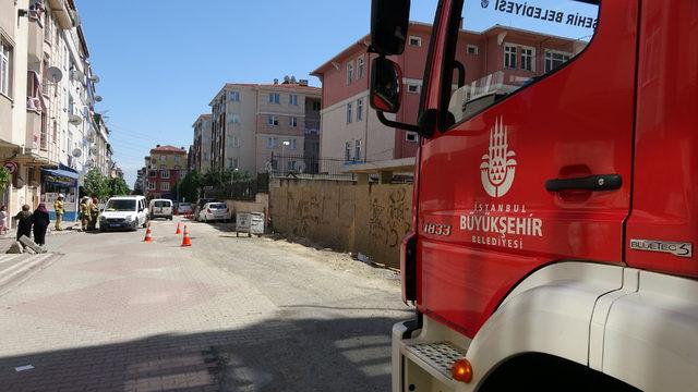 Sultangazi'de yoldaki çatlaklardan çıkan duman paniğe neden oldu