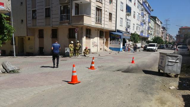 Sultangazi'de yoldaki çatlaklardan çıkan duman paniğe neden oldu