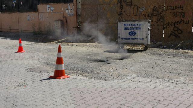 Sultangazi'de yoldaki çatlaklardan çıkan duman paniğe neden oldu