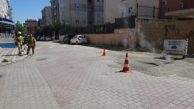 Sultangazi'de yoldaki çatlaklardan çıkan duman paniğe neden oldu