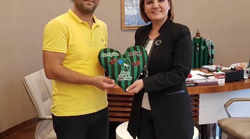 Başkan H&uuml;rriyet&rsquo;ten yeni evli &ccedil;iftlere Kocaelispor hediyesi