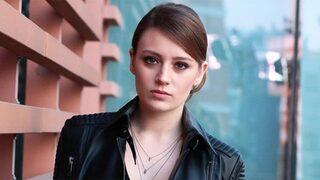 Gizem Karaca teknede verdiği pozlarla dikkat çekti 