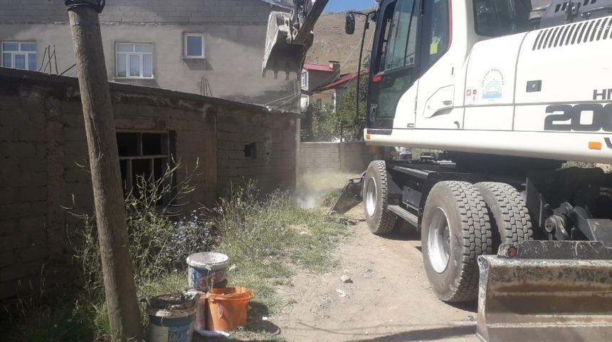 Tatvan&rsquo;da metruk yapılan yıktırılıyor