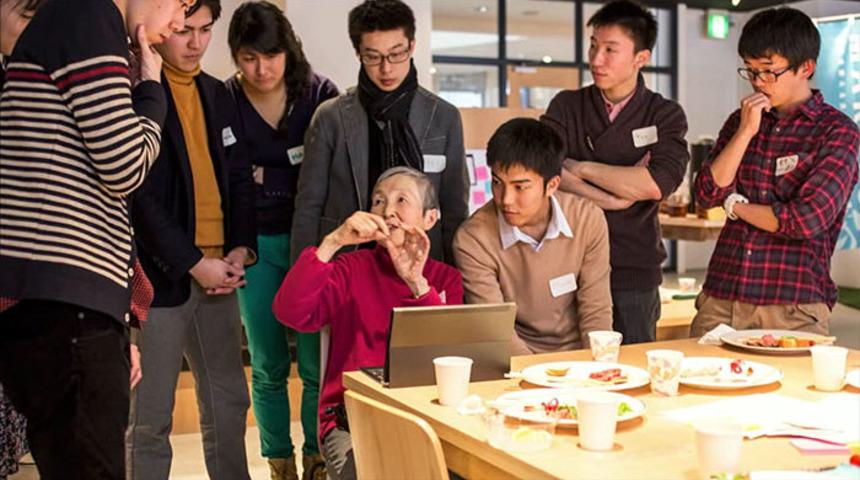 81 Yaşında Apple'a Uygulama Yazan  Tonton Teyzenin Azimli Hikayesi