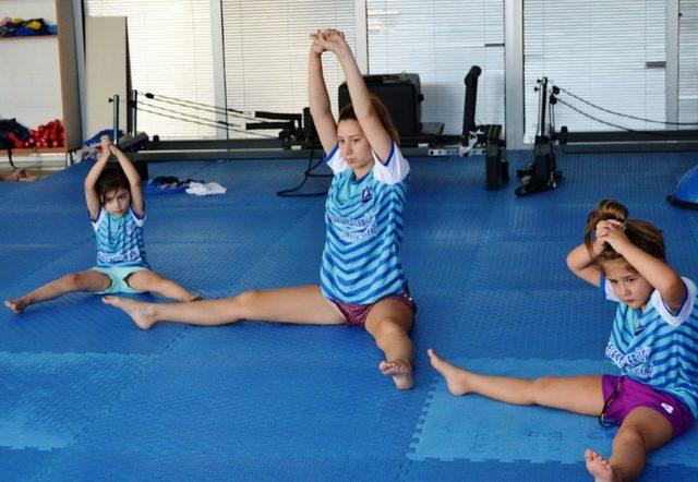 Yunusemreli minikler cimnastik yapıyor