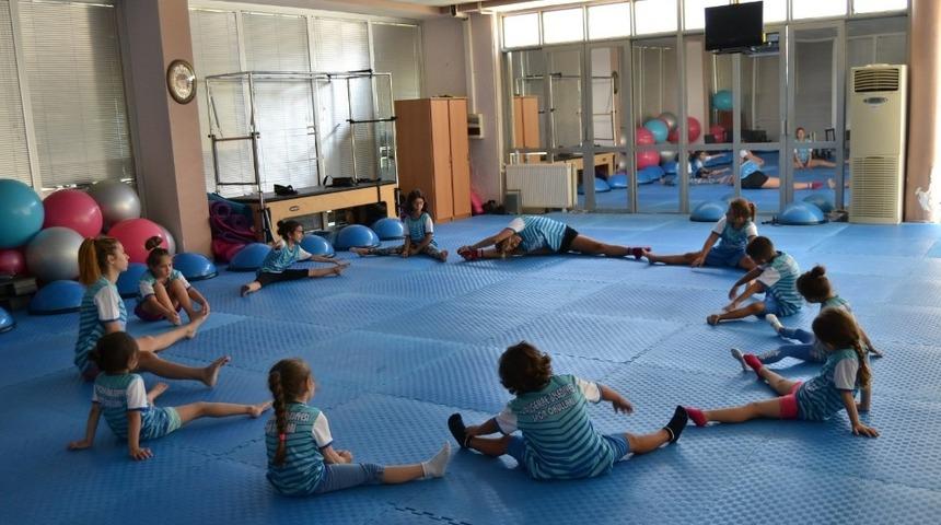 Yunusemreli minikler cimnastik yapıyor