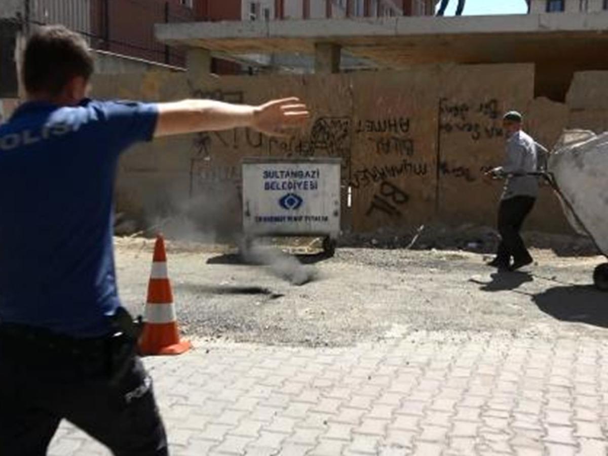 Sultangazi'de yoldaki &ccedil;atlaklardan &ccedil;ıkan duman paniğe neden oldu  