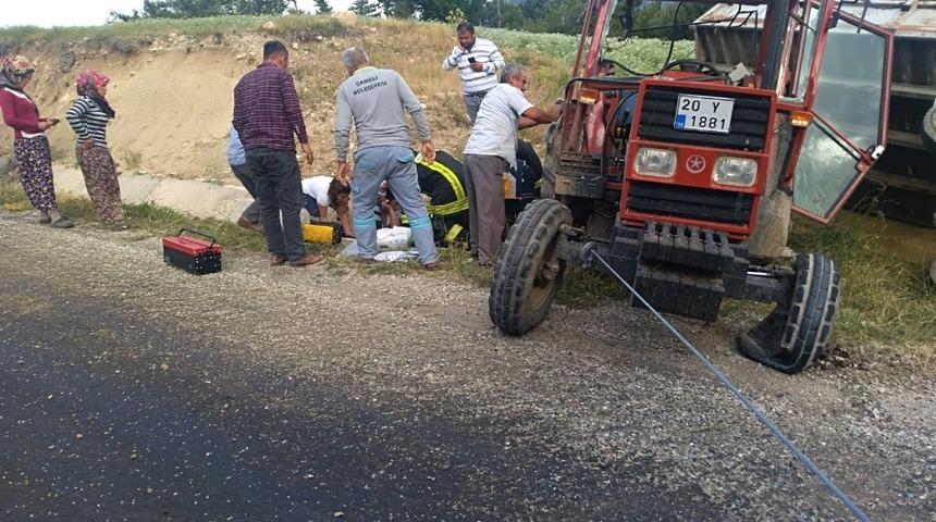 Arpa balyası y&uuml;kl&uuml; trakt&ouml;r devrildi, 1 kişi yaralandı
