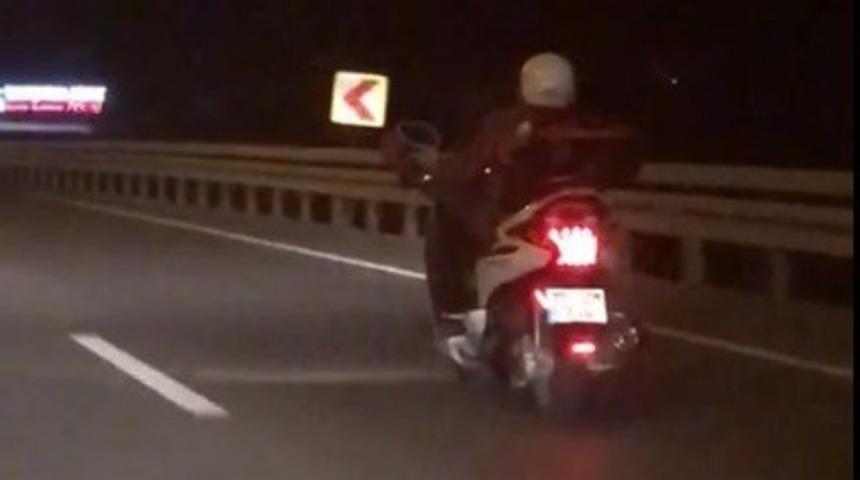 Ayaklarını direksiyona uzatarak &ouml;l&uuml;m&uuml; hi&ccedil;e saydı