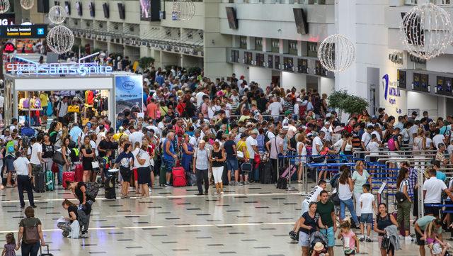 'Ayak bastı parası bir Türkiye'de yok, bir de turist gitmeyen ülkelerde'