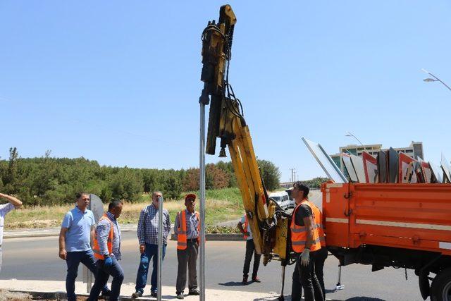 Belediye değiştirdi, valilik söktü, eski tabela yeniden yerleştirildi