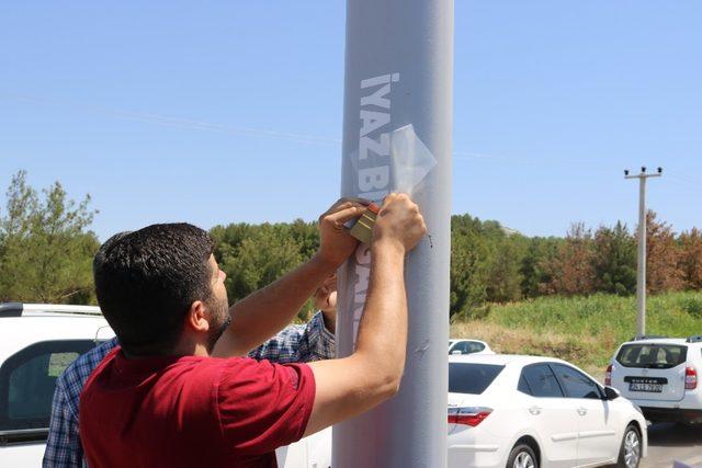 Belediye değiştirdi, valilik söktü, eski tabela yeniden yerleştirildi