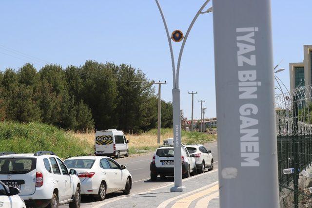 Belediye değiştirdi, valilik söktü, eski tabela yeniden yerleştirildi