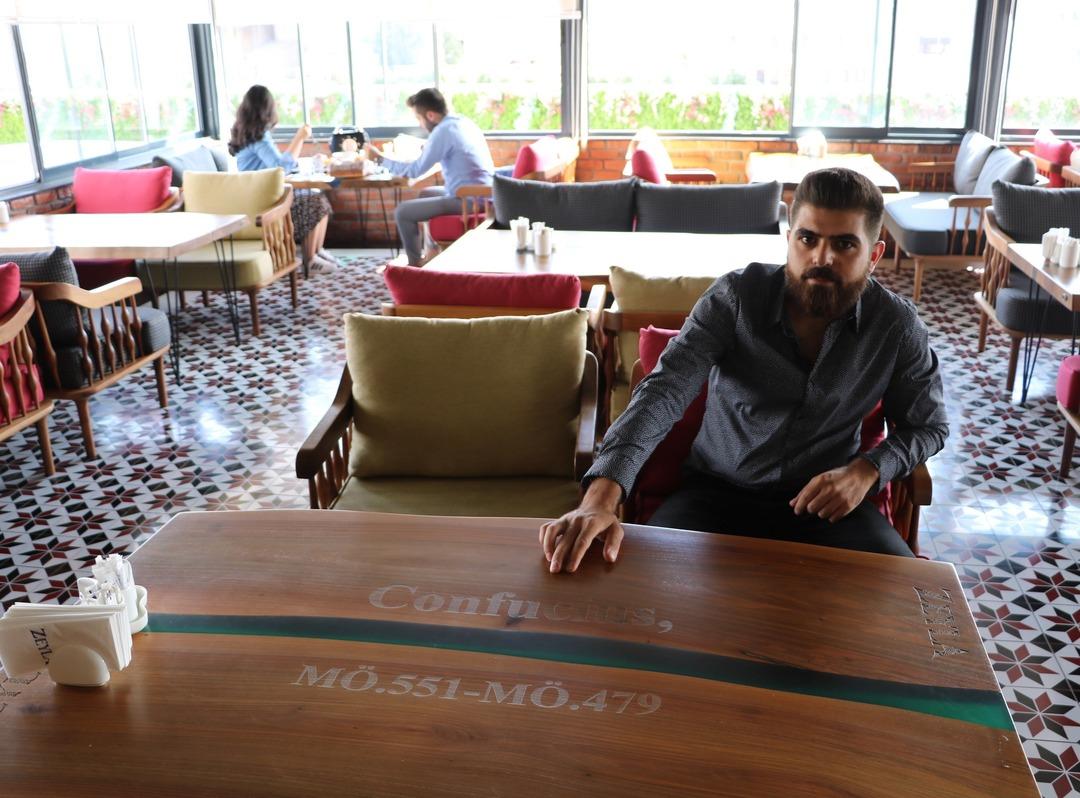 Bu kafe doyururken eğitiyor!