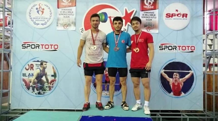 Pursaklar Belediye sporcuları Terzi ve Y&uuml;ksel&rsquo;den altın madalya