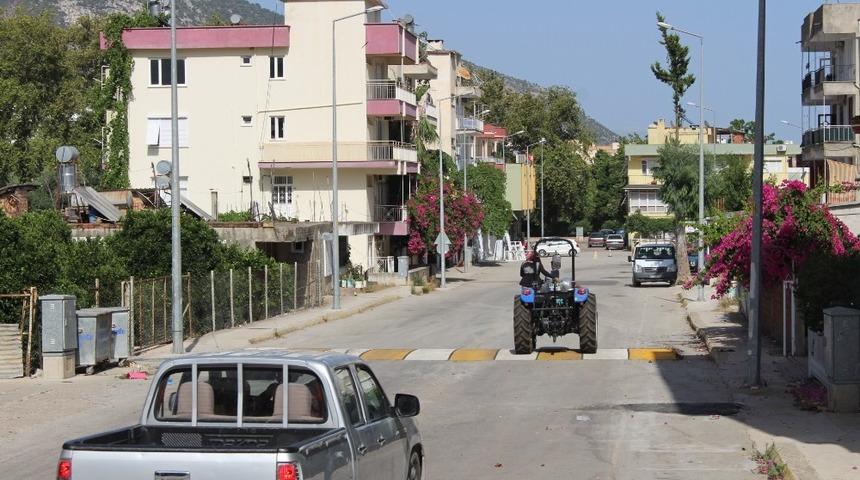 Finike’de yollara hız kesici kasis