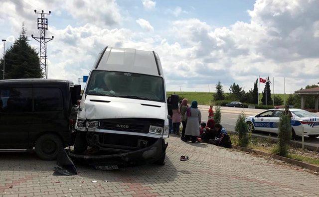 Kaçak göçmenleri taşıyan minibüs otomobile çarptı: 5 yaralı