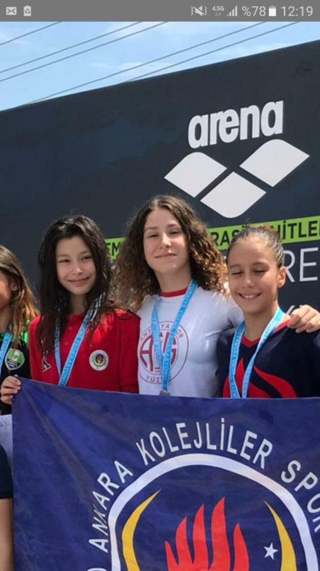 Antalyasporlu yüzücüler İzmir’den başarıyla döndü
