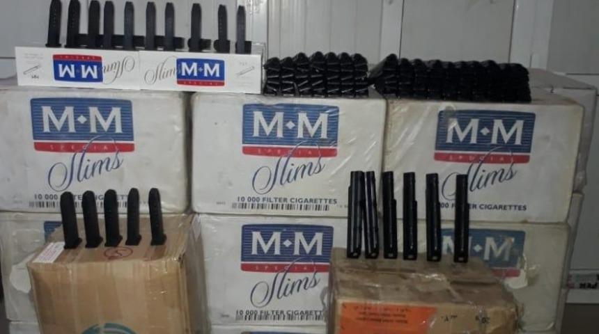 Hakkari&rsquo;de sigara, şarj&ouml;r ve kalaşnikof &uuml;st kapağı ele ge&ccedil;irildi